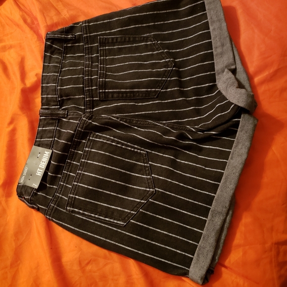 Women Chorts - Picture 7 of 16